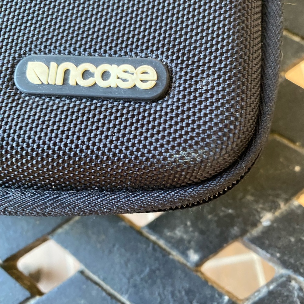 INCASE GoPro Carrying Case—Green - Picture 4 of 6